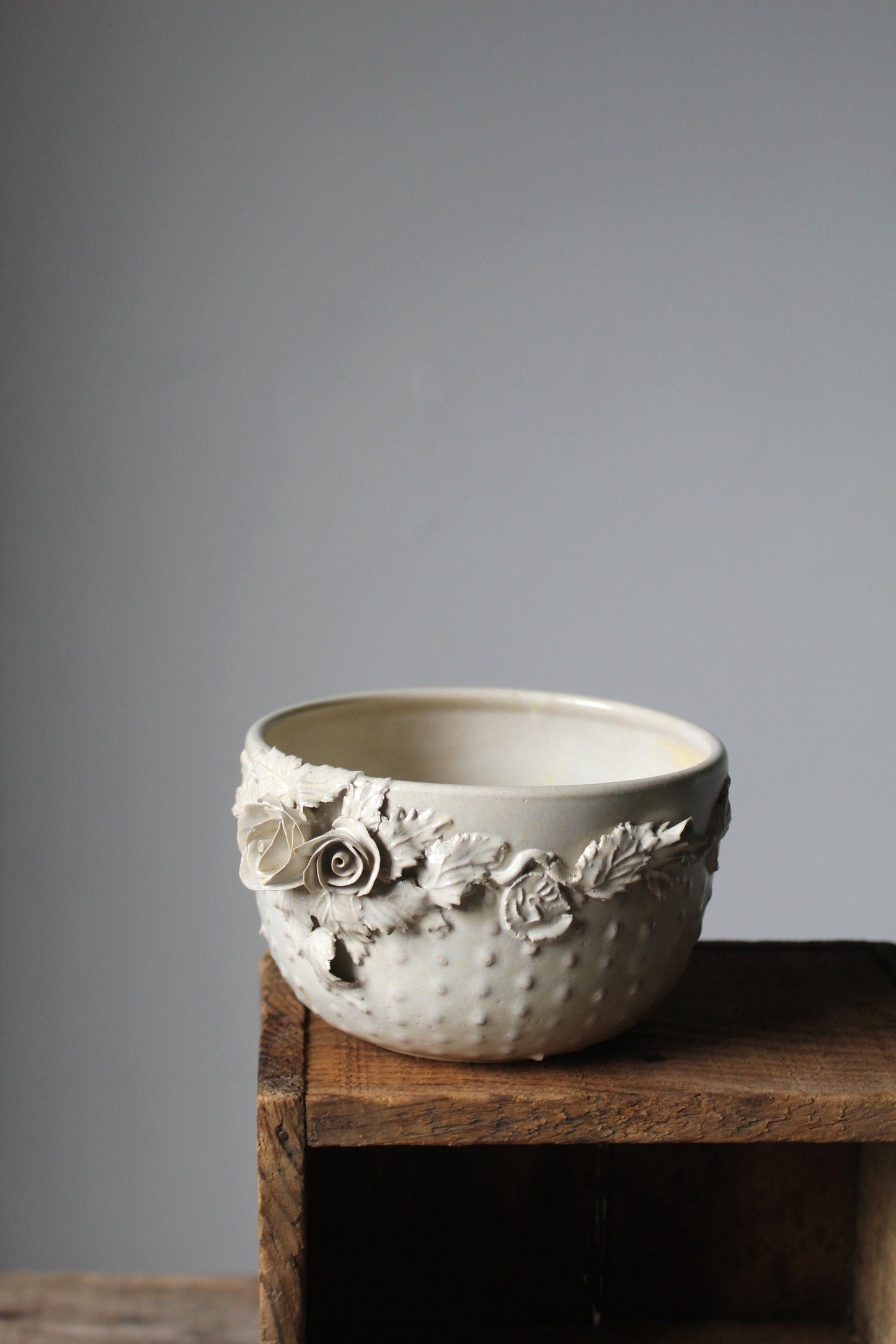 Ciotola in gres color granito con rose e puntini a rilievo