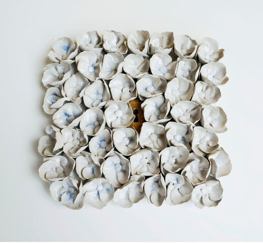 Decorazione da appendere con fiori e serratura