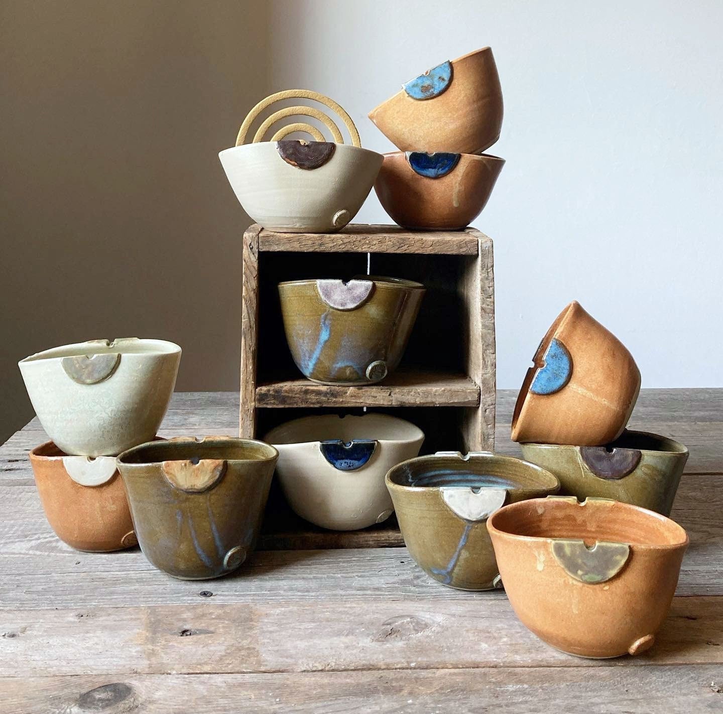 Gruppo di porta zampironi in ceramica nei colori della natura