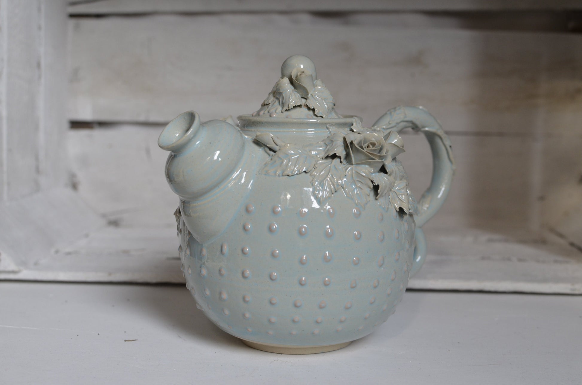 Teiera Alice in gres azzurro con rose e puntini  a rilievo