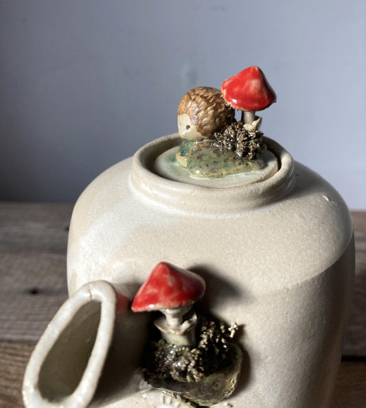 Teiera in gres con riccio e amanita