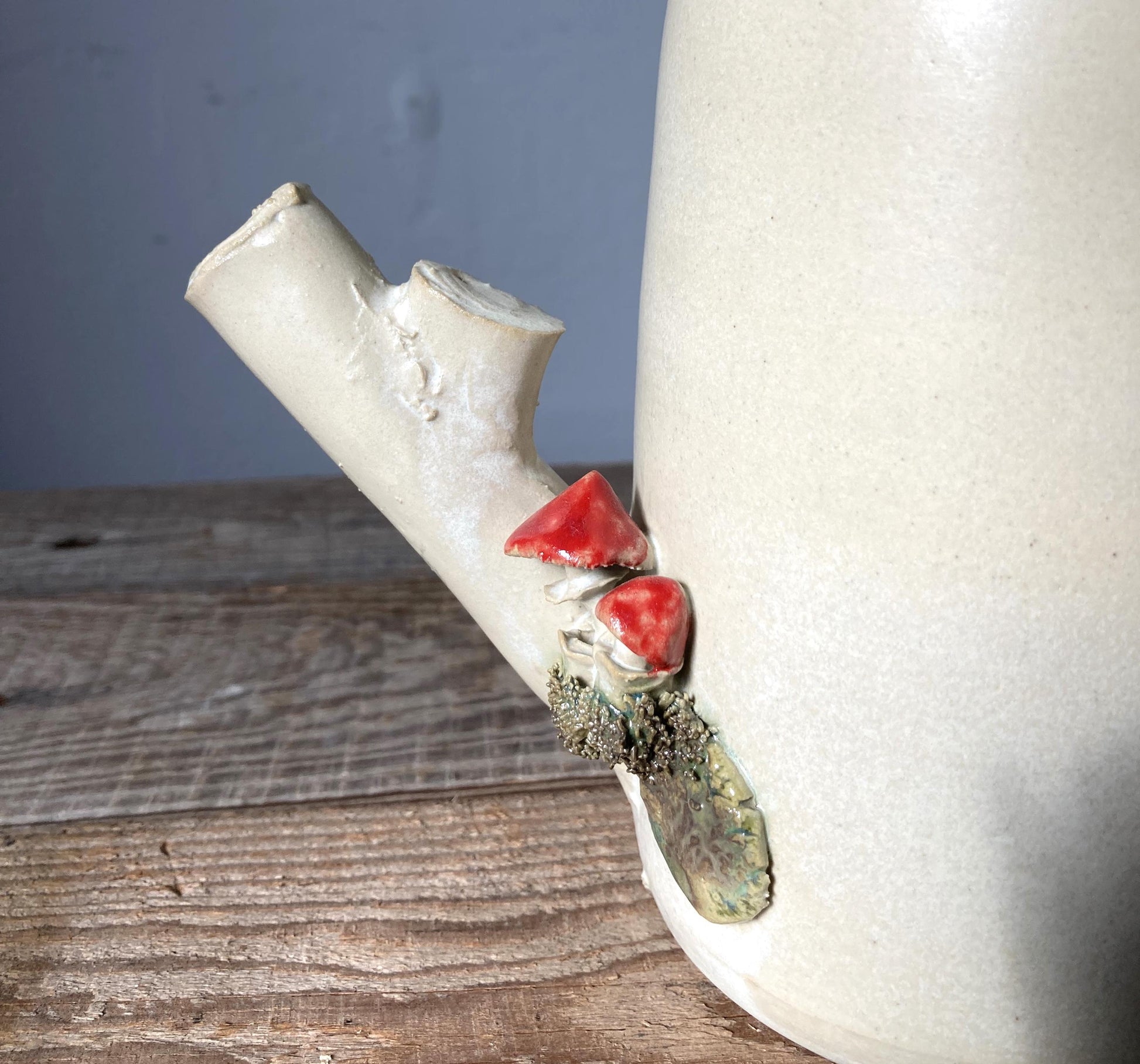 Teiera in gres con riccio e amanita