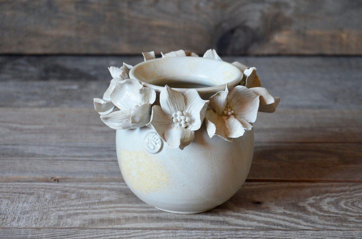 Vaso sferico in gres bianco avorio con fiori di Cornus, fatto a mano al tornio