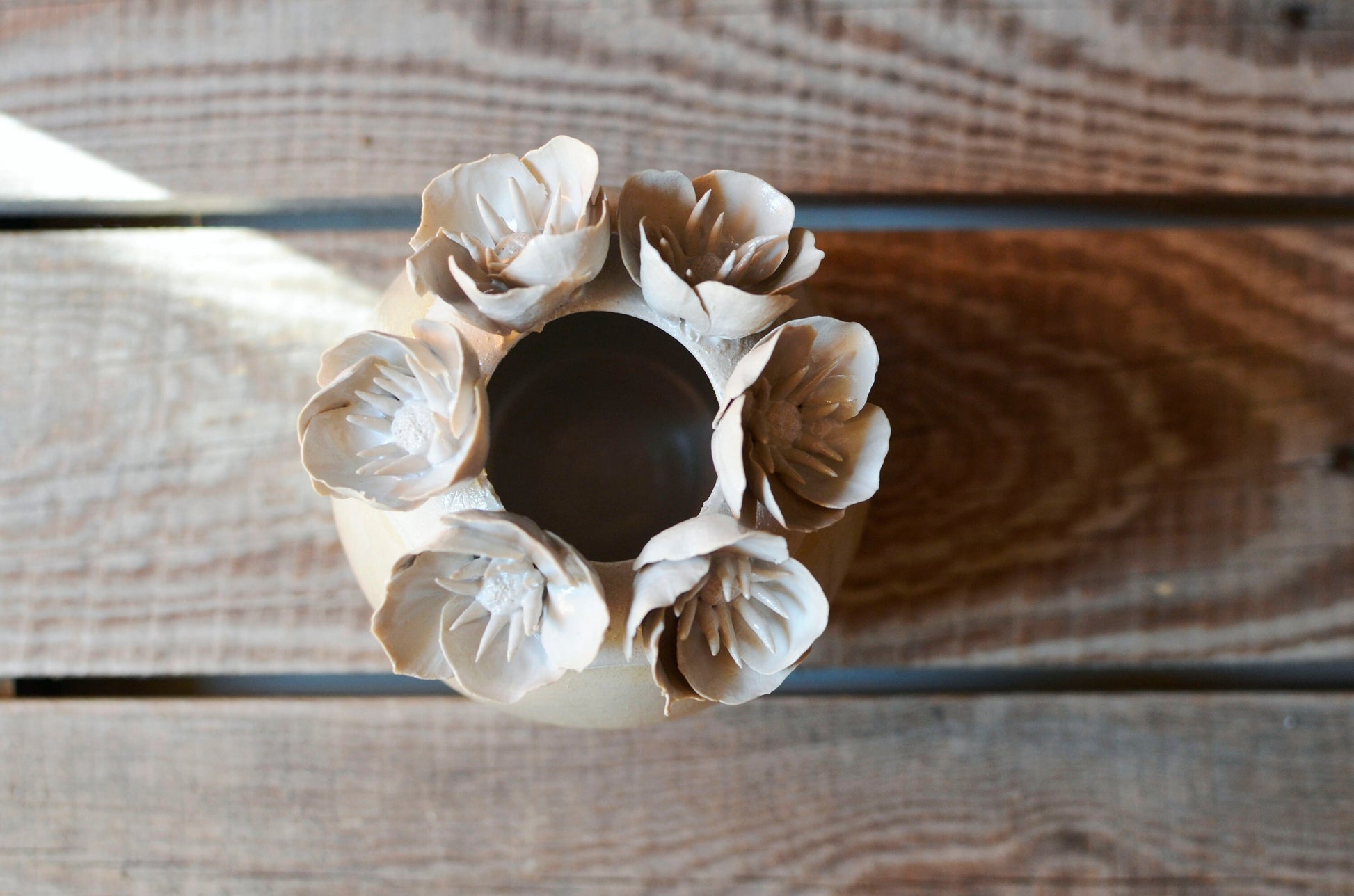 Vaso sferico con base gialla e fiori 