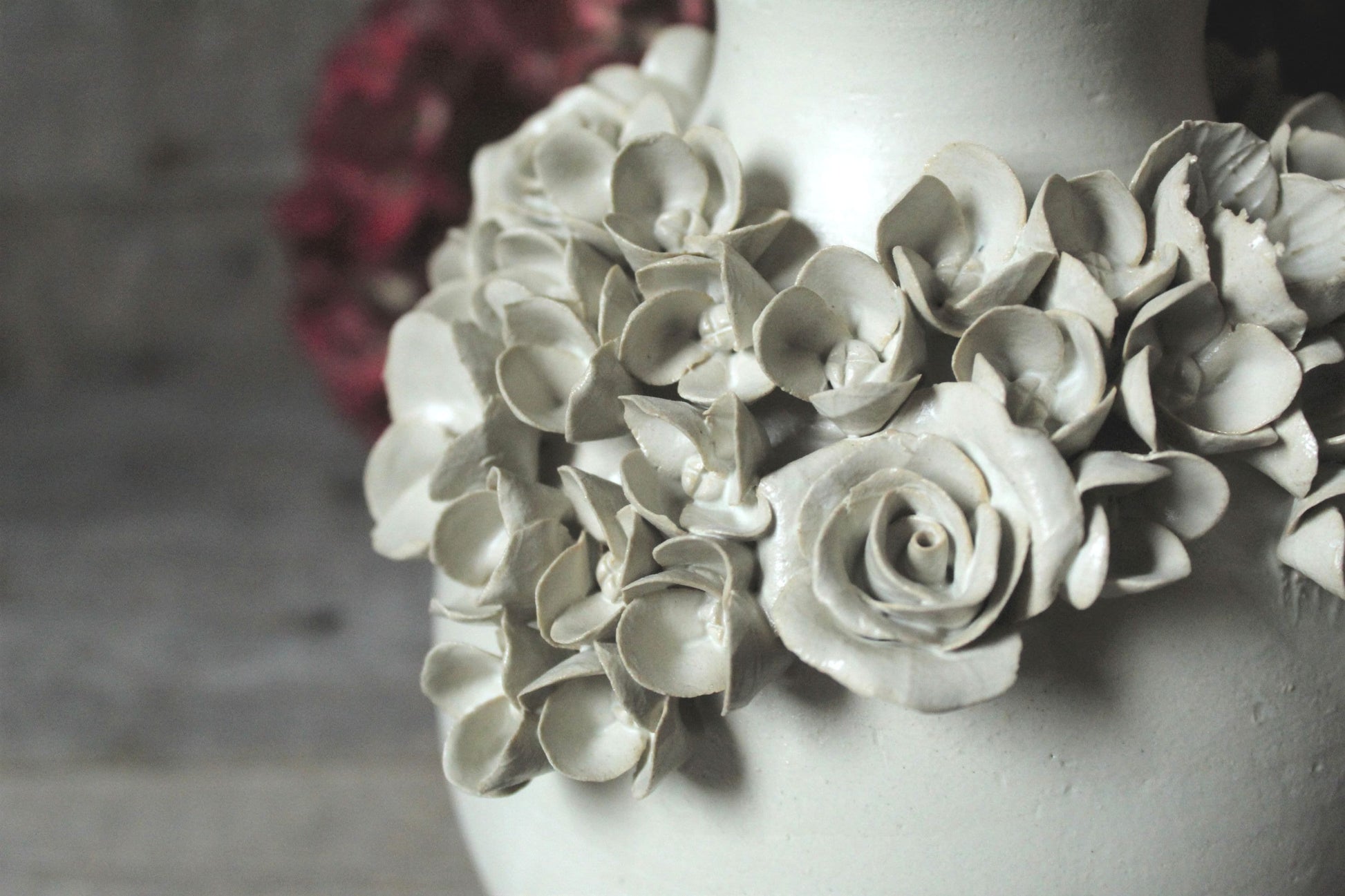 Vasone in gres con ghirlanda di fiori misti