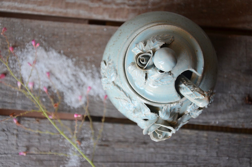 Zuccheriera e cucchiaino in gres azzurro con rose