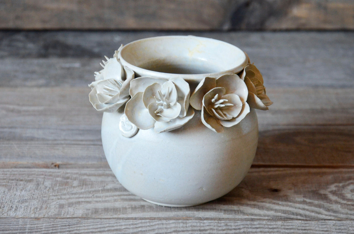 Vaso sferico  bianco con  fiore doppio