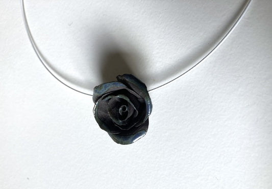 Collana con una rosa nera in gres