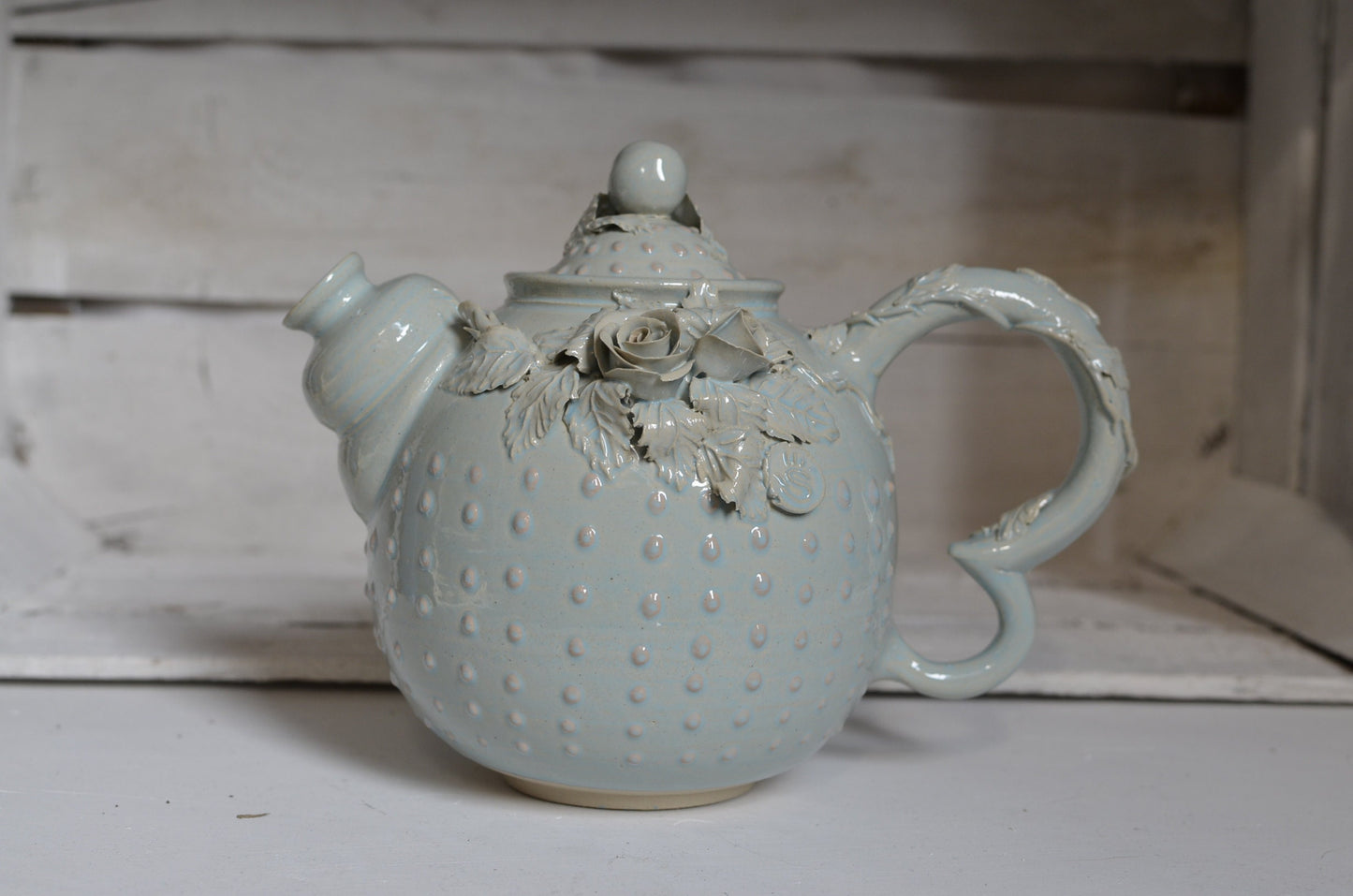 Teiera "Alice nel Paese delle Meraviglie" con puntini - IN PRODUZIONE -  in gres  smaltato di azzurro granito con tralci di rose
