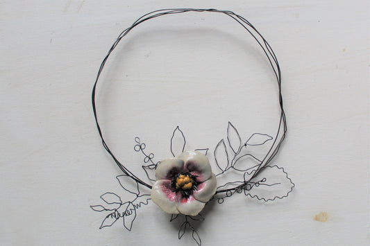 Ghirlanda in filo di ferro con fiore rosa e bianco di ceramica - gres