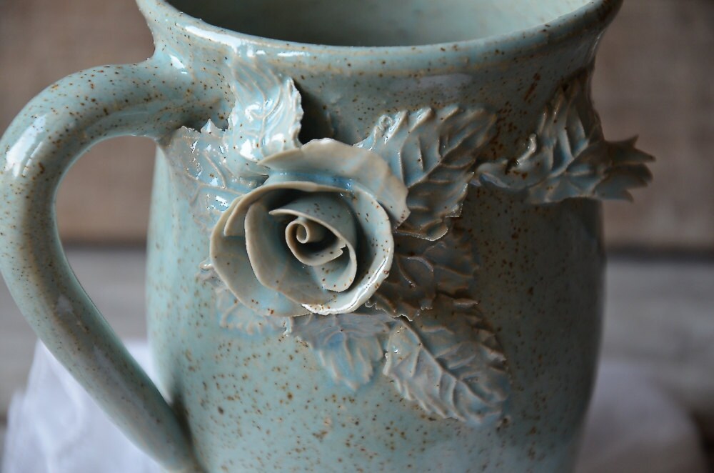 Alice Tazza in gres azzurra con rose -  design 2 - IN PRODUZIONE