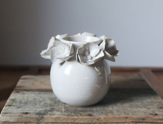 Romantico vaso bottiglia sferico bianco in gres con fiori a 4 petali rigati  - gres -