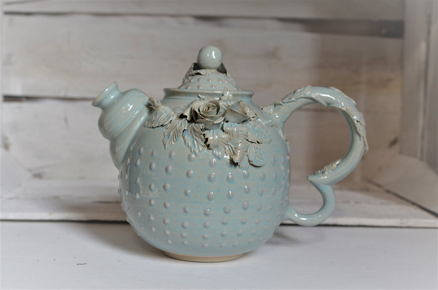 Teiera "Alice nel Paese delle Meraviglie" con puntini - IN PRODUZIONE -  in gres  smaltato di azzurro granito con tralci di rose