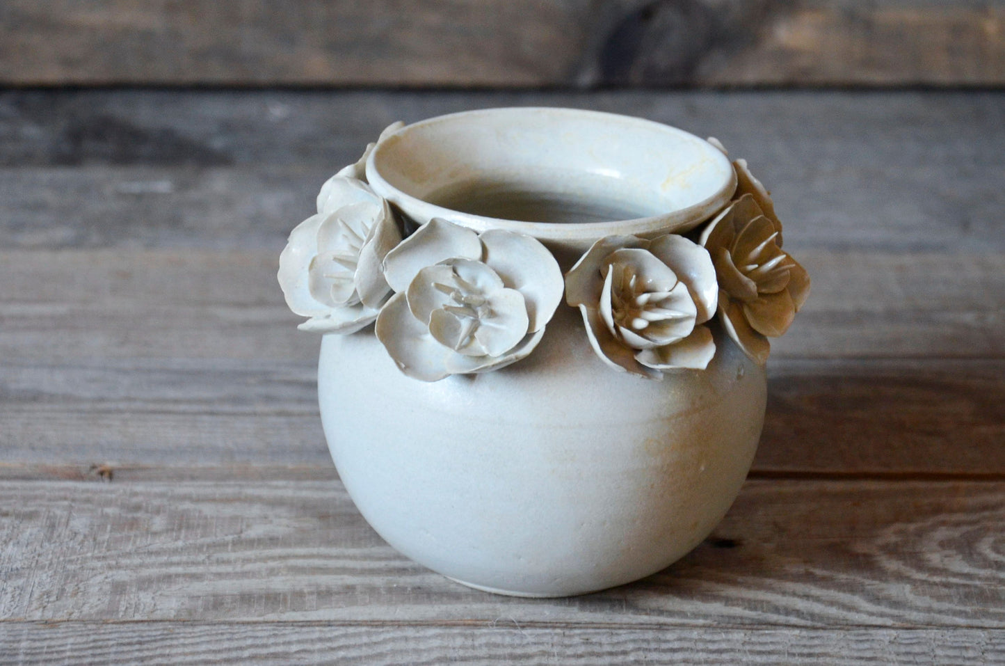 Vaso sferico  bianco con  fiore doppio