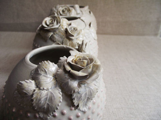 IN PRODUZIONE  -  Tre Vasi con rose e puntini rosa in gres