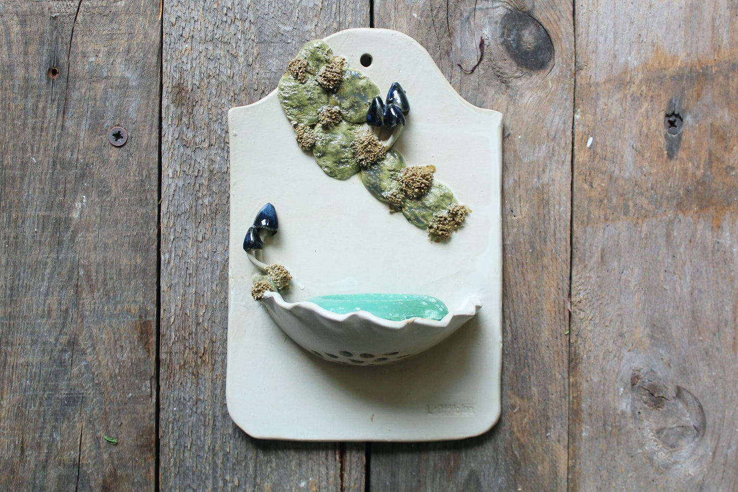 Porta sapone da appendere in gres crema con funghetti blu e muschio - gres