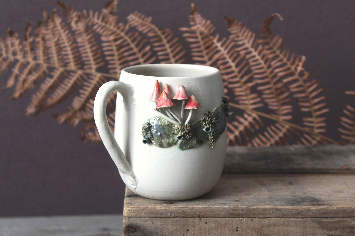 Tazza in gres  con 4 funghetti rossi  - smalto chiaro -  gres