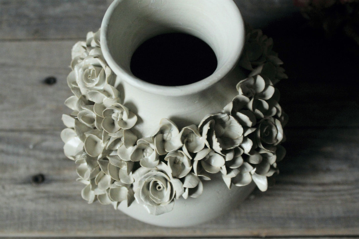 Romantico vaso in gres con ghirlanda di fiori misti. - IN PRODUZIONE