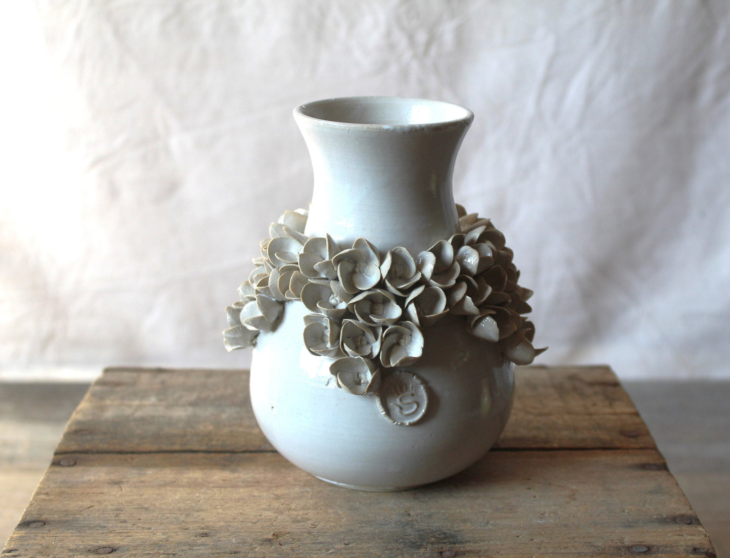 Ortensia - Romantico vaso in gres bianco - SU ORDINAZIONE