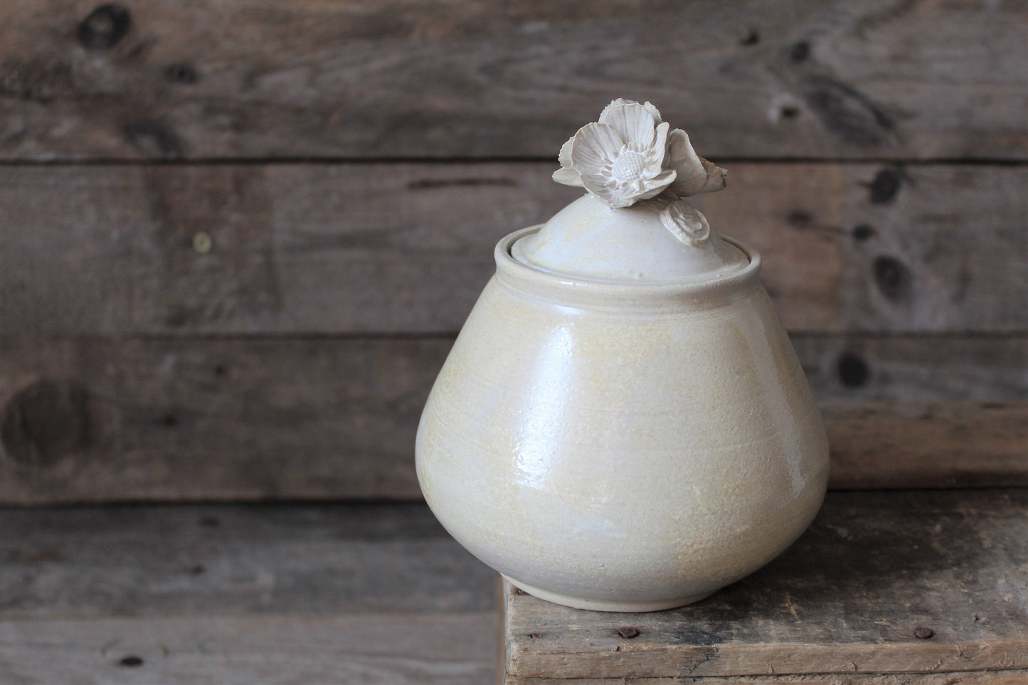 barattolo in gres avorio con fiori anemone sul coperchio