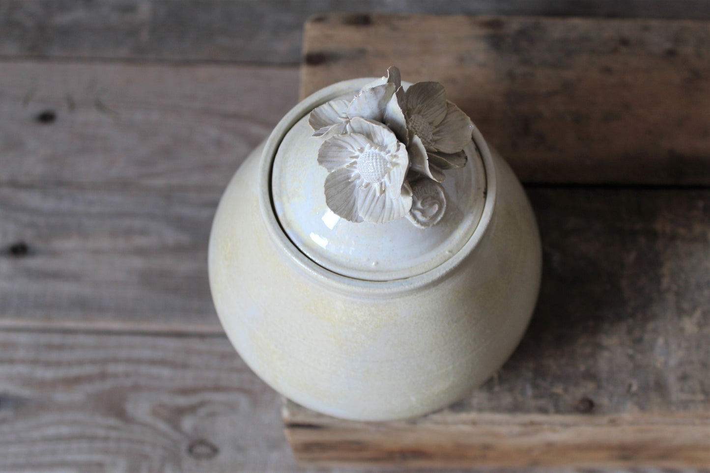 barattolo in gres avorio con fiori anemone sul coperchio
