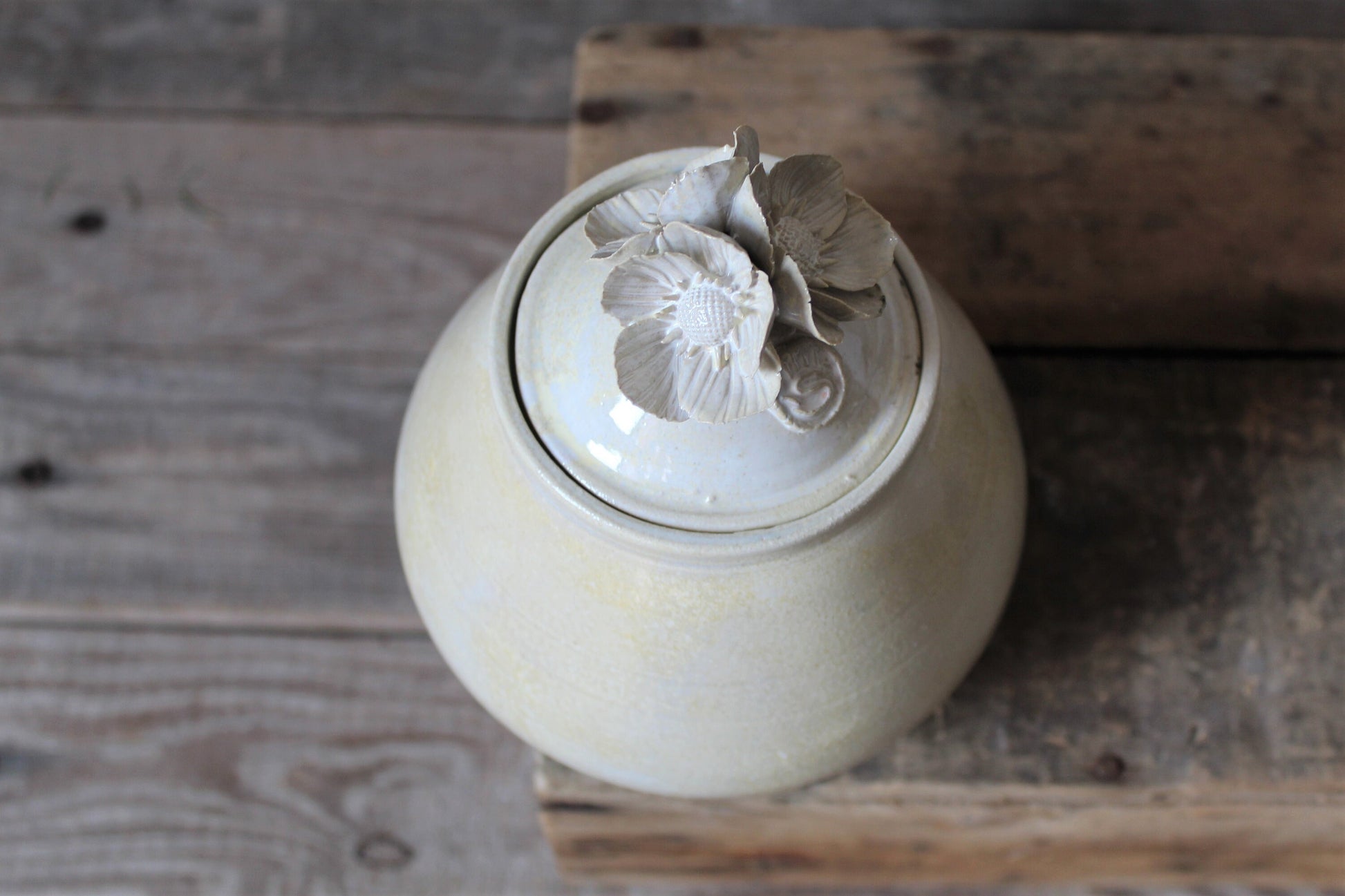 barattolo in gres avorio con fiori anemone sul coperchio

