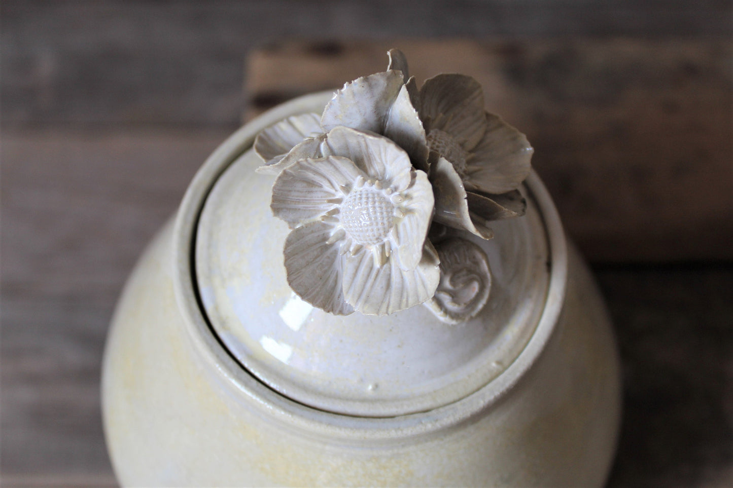 barattolo in gres avorio con fiori anemone sul coperchio