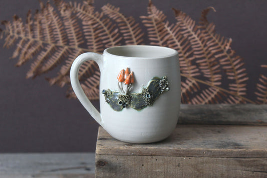 Tazza in gres  con funghetti arancioni - smalto chiaro -  gres