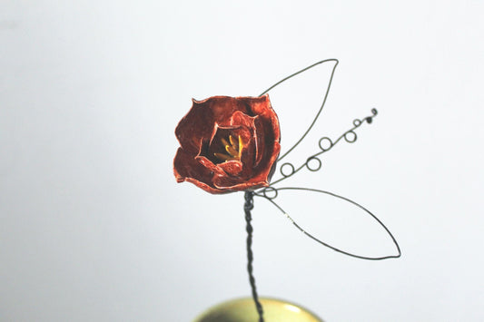 Fiore rosso in ceramica con stelo e foglia in fil di ferro