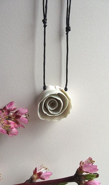 Collana con rosa in porcellana bianca di Limoges