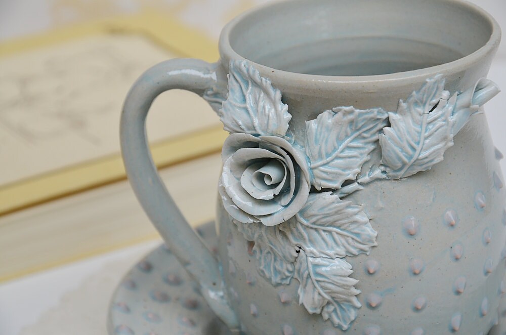 Tazza Alice in gres azzurra - IN PRODUZIONE - con rose e puntini rosa a rilievo - con piattino  - design 2