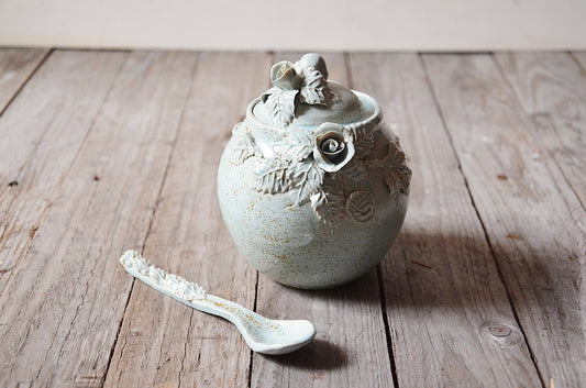 Zuccheriera e cucchiaino "Alice nel paese delle meraviglie" in gres azzurro granito con rose e foglie
