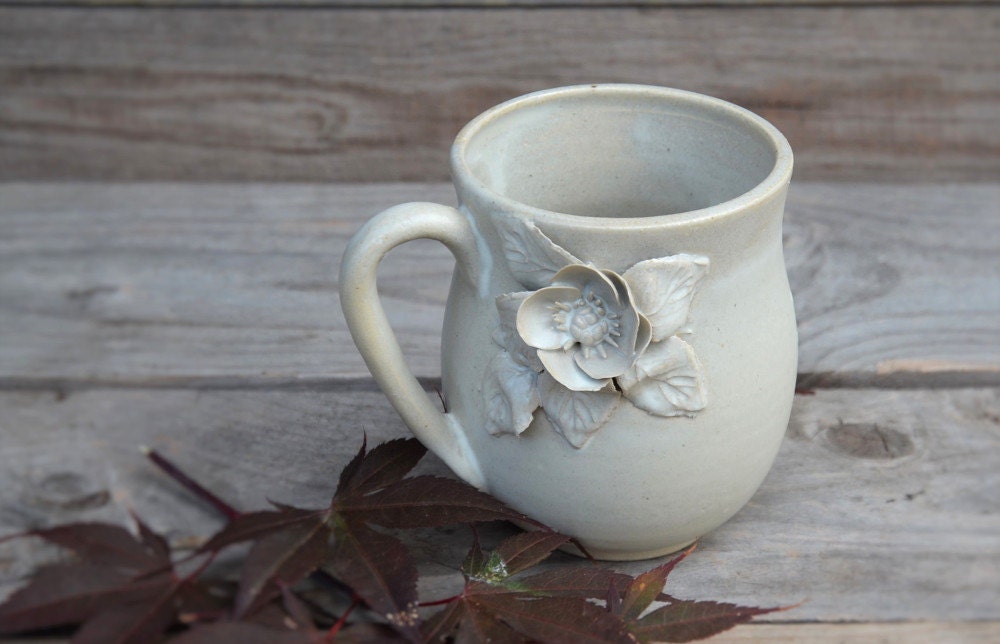 Tazza in gres color crema con un fiore di anemone - SU ORDINAZIONE - gres - stoneware