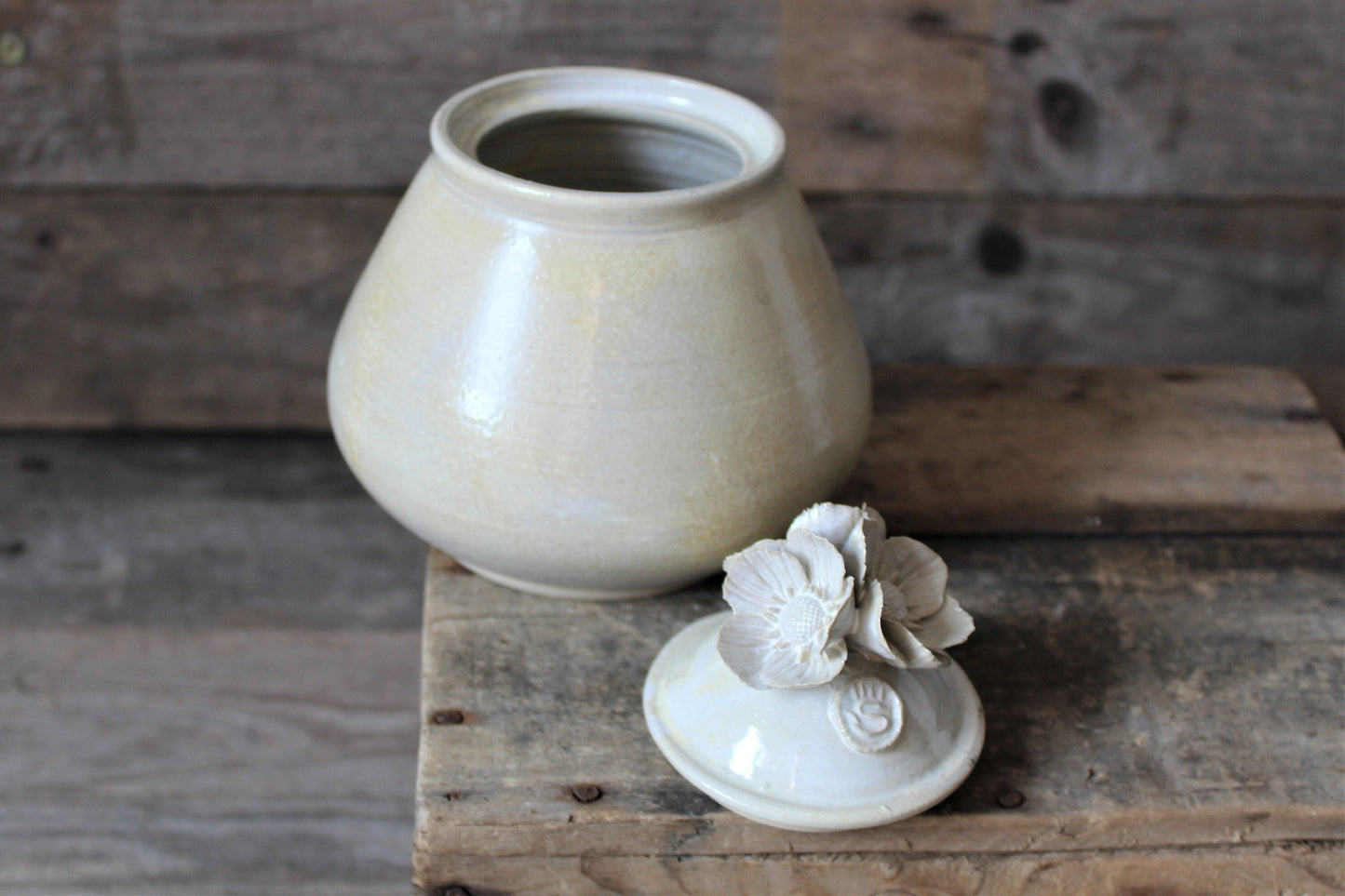 barattolo in gres avorio con fiori anemone sul coperchio