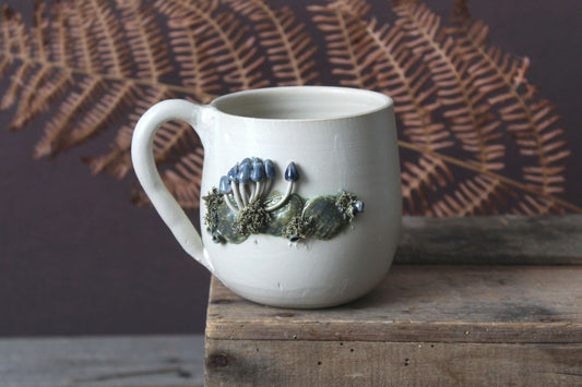 Tazza in gres  con funghetti blue  -  smalto chiaro - gres