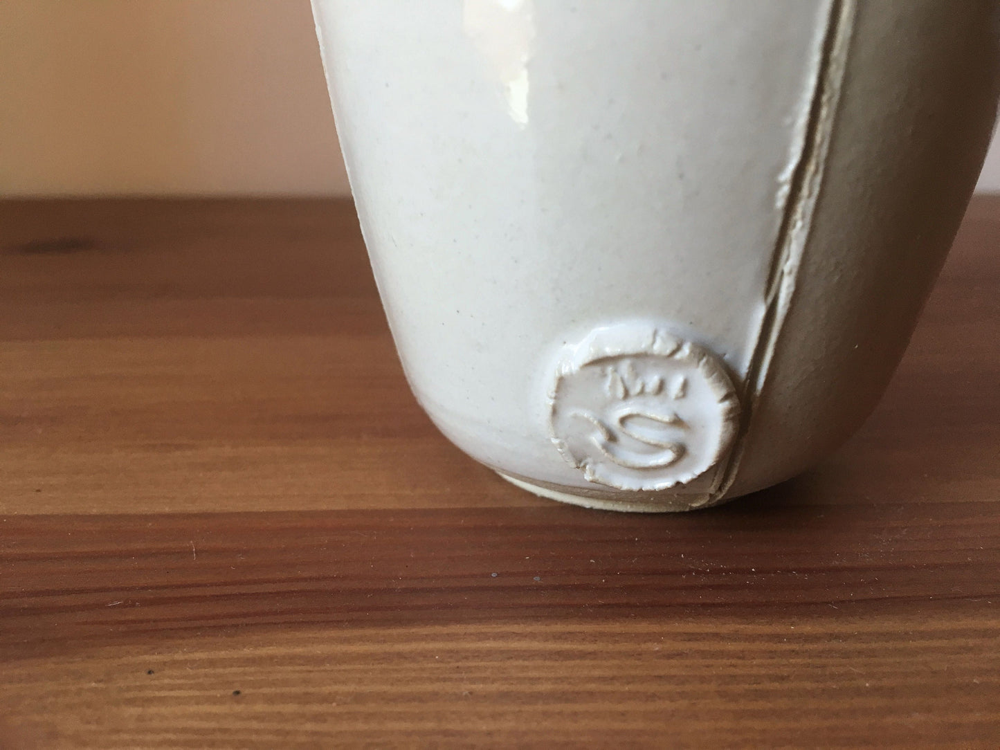 Romantico vaso in gres con viole del pensiero bianche  - gres -