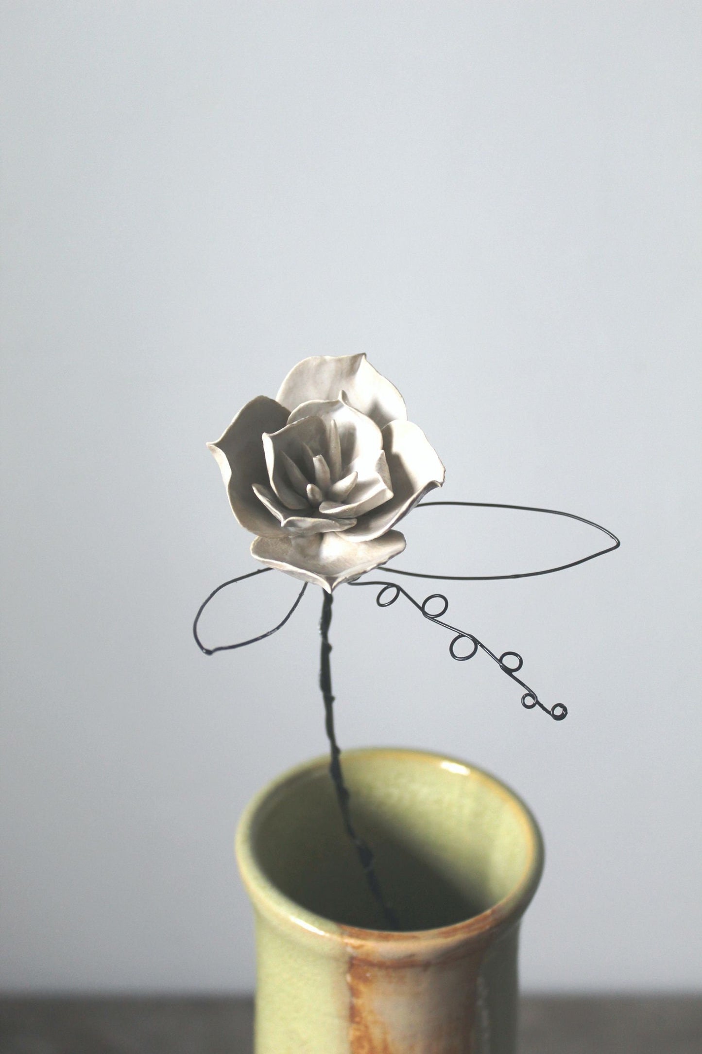 Fiore bianco in ceramica con stelo e foglia in fil di ferro