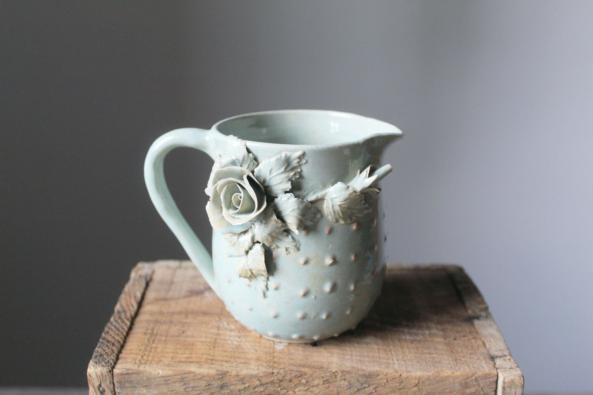 brocca lattiera in gres azzurra con rose 