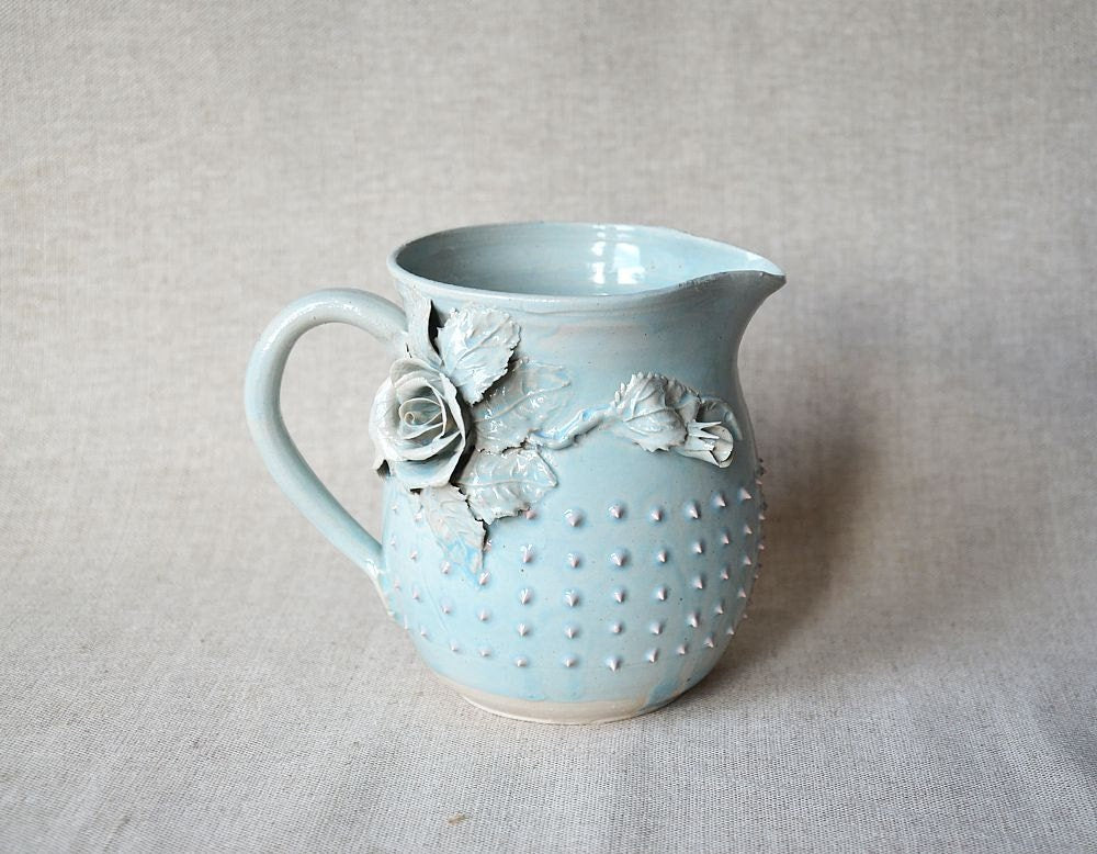 brocca lattiera in gres azzurra con rose 