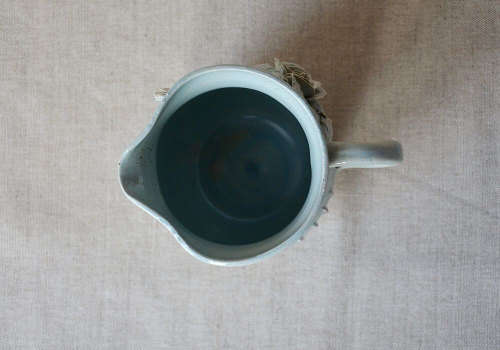 brocca lattiera in gres azzurra con rose 