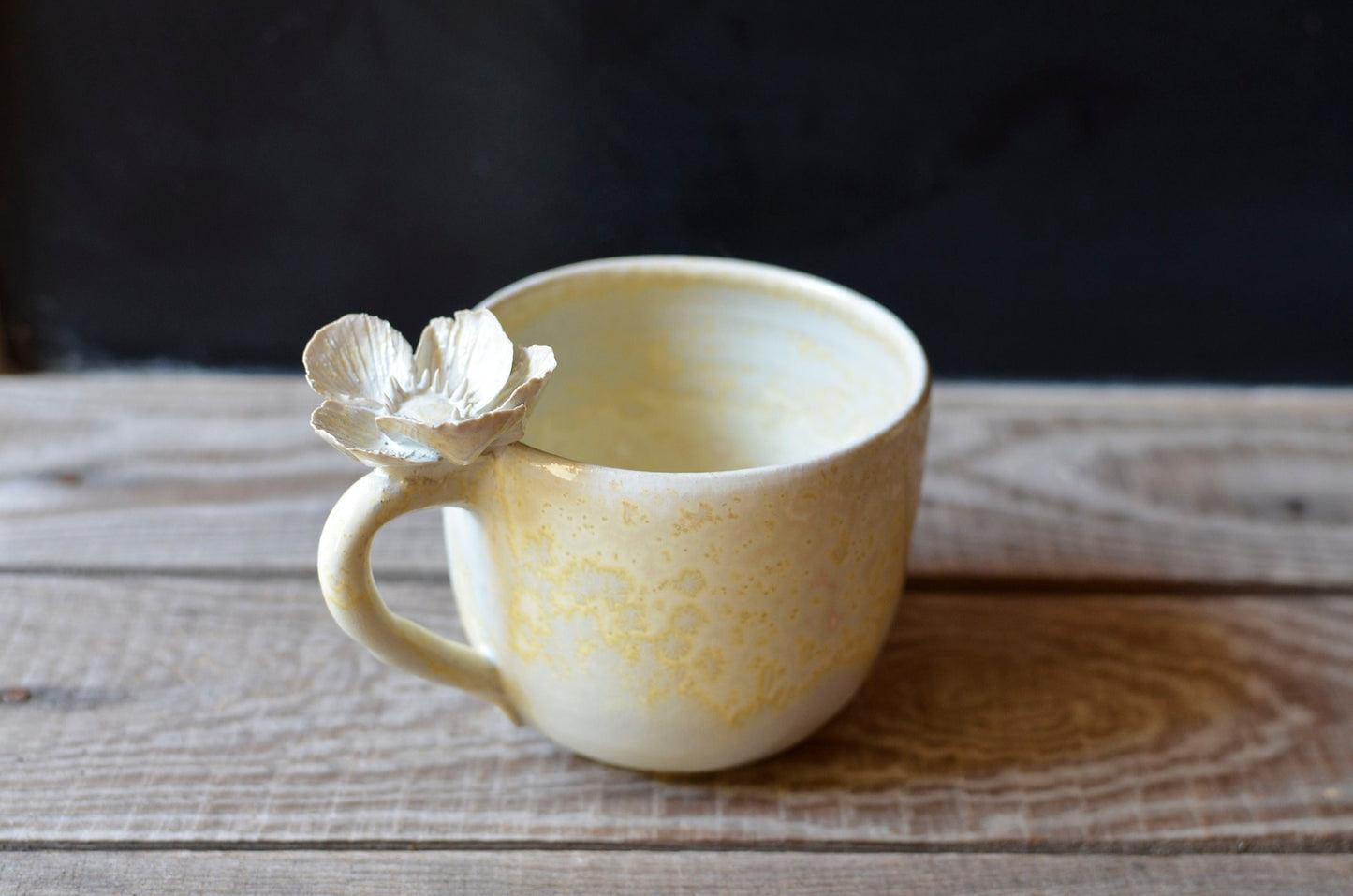 Tazza in gres color avorio granito con fiore di anemone - SU ORDINAZIONE