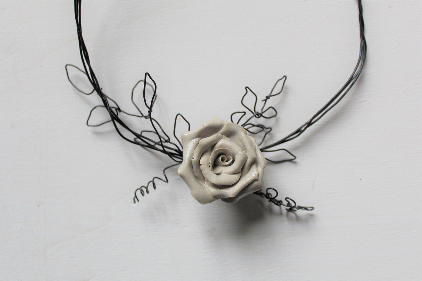 Ghirlanda in filo di ferro con rosa di ceramica - gres
