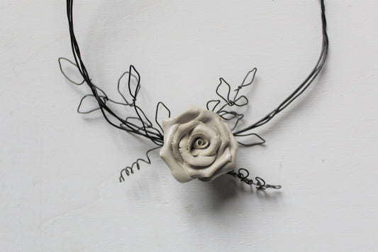 Ghirlanda in filo di ferro con rosa di ceramica - gres