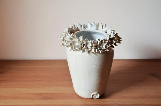 Romantico vaso in gres con fiori bianchi di dalia   - gres -