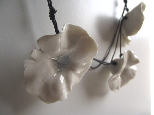 Collana di porcellana con tre fiori di porcellana bianca -