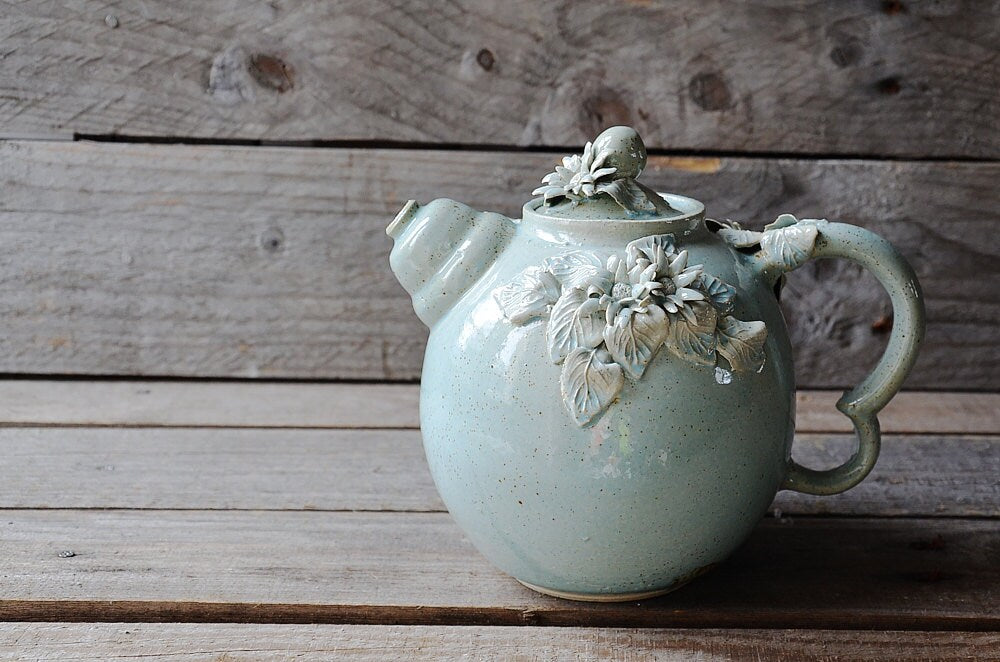 Teiera "Margherita"  in gres  smaltato di azzurro granito con fiori e foglie