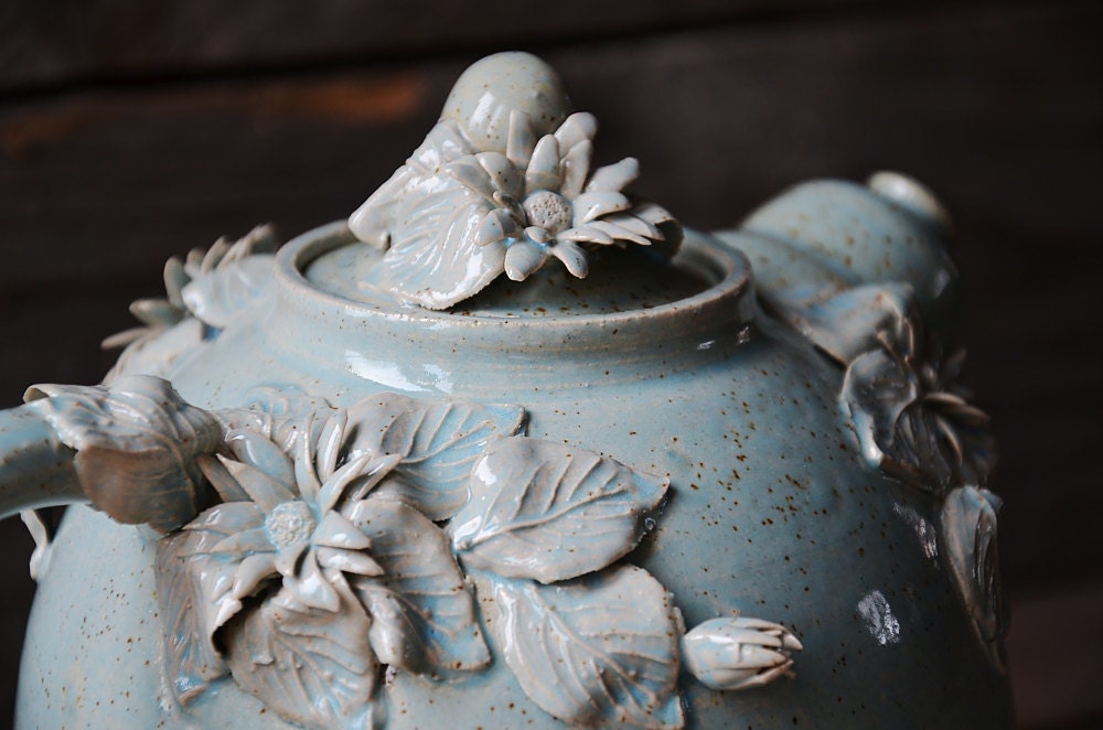 Teiera "Margherita"  in gres  smaltato di azzurro granito con fiori e foglie