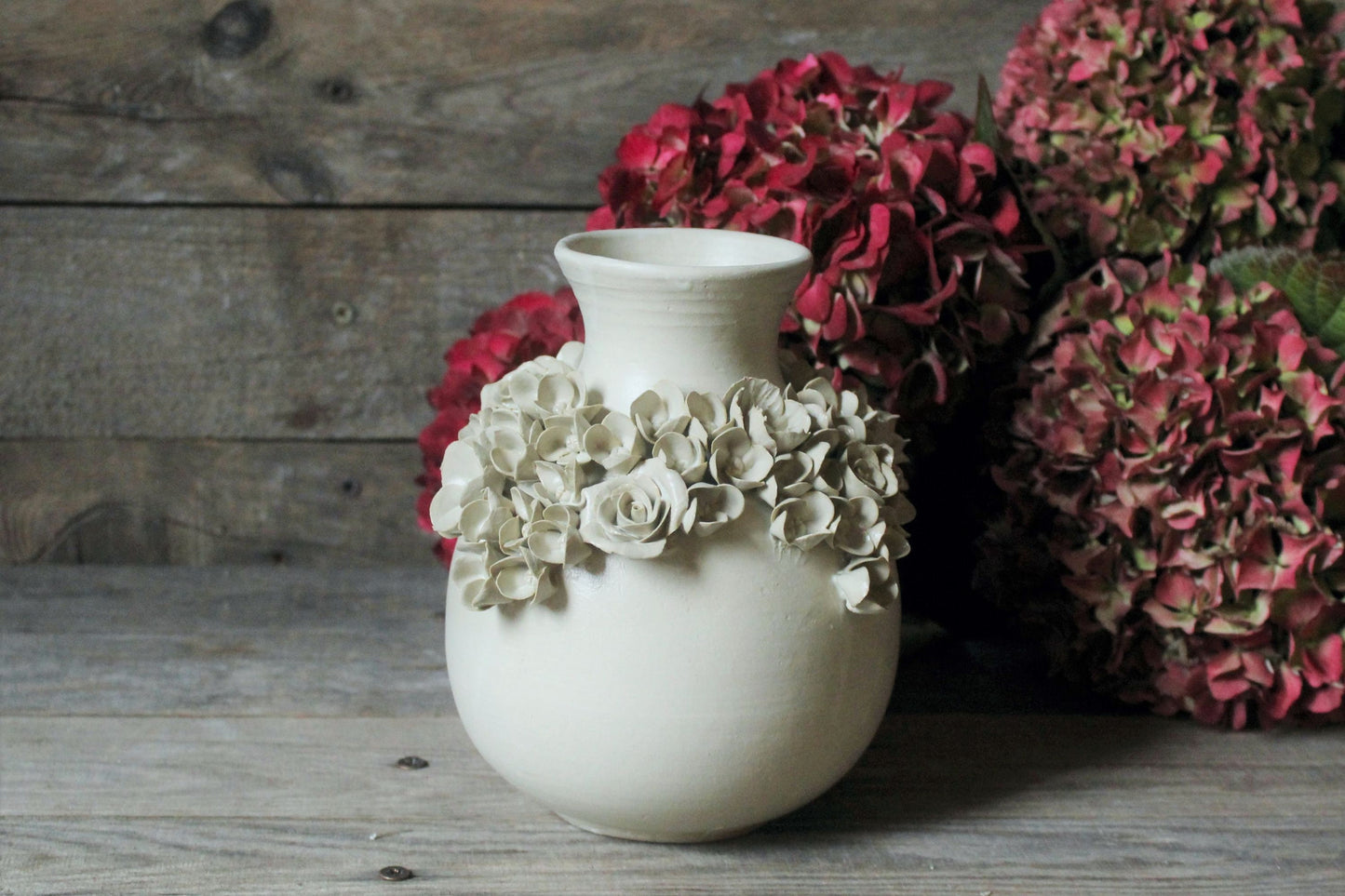 Romantico vaso in gres con ghirlanda di fiori misti. - IN PRODUZIONE