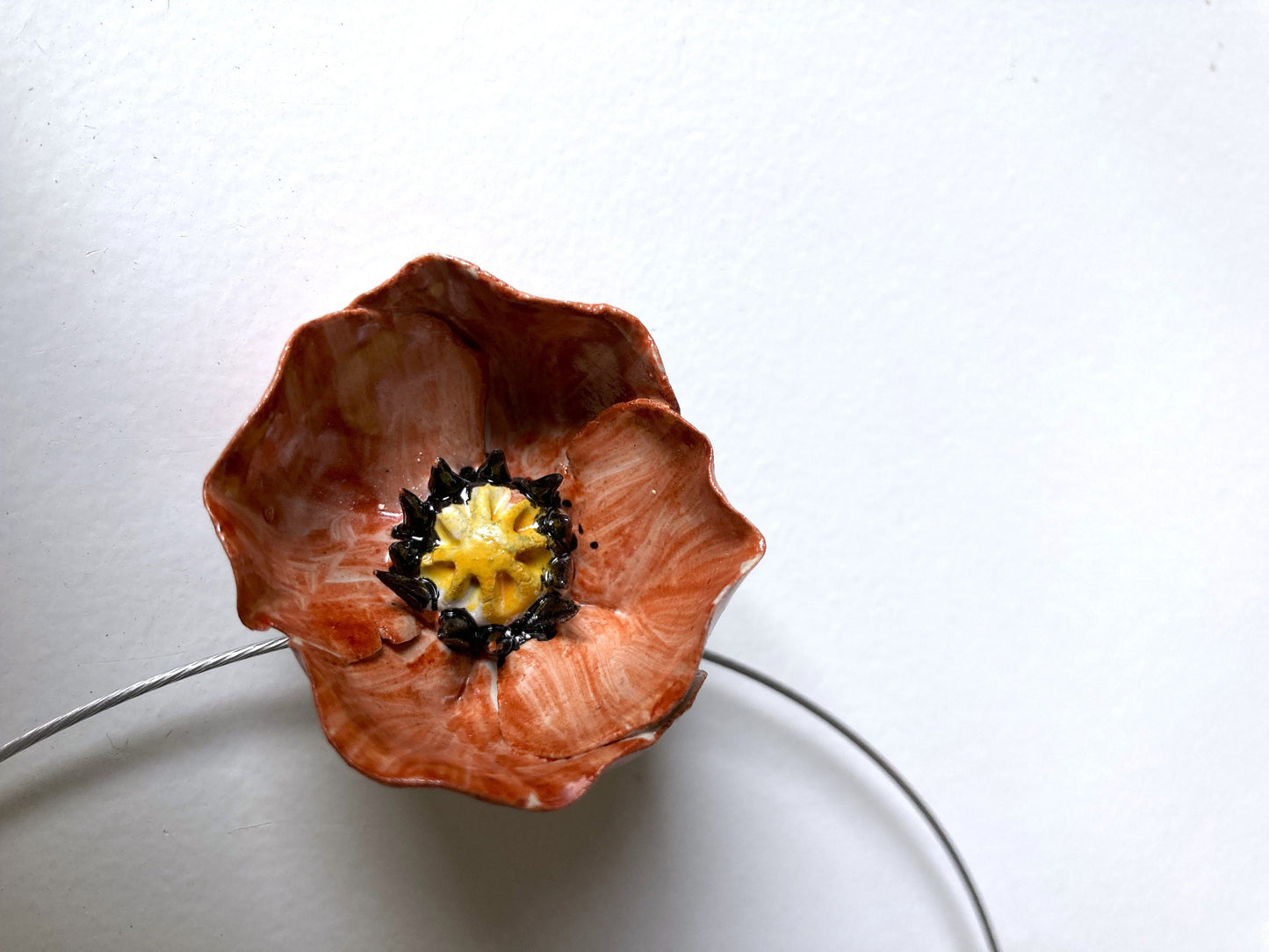 Collana con un papavero rosso in gres