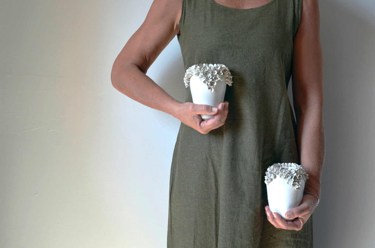 Romantico vaso in gres con fiori bianchi di ortensia - gres -